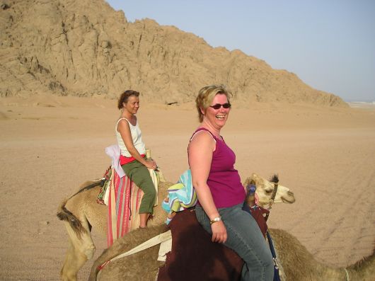 kamelentocht door de woenstijn