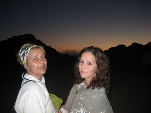 zonsondergang in de woestijn bij de bedoeienen