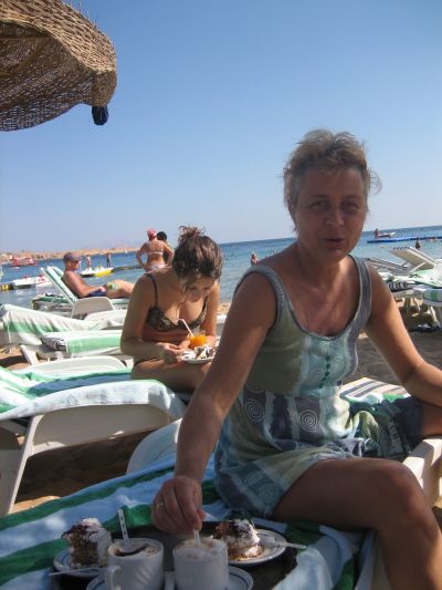 de andere helft van de taart eten we de volgende dag op het strand