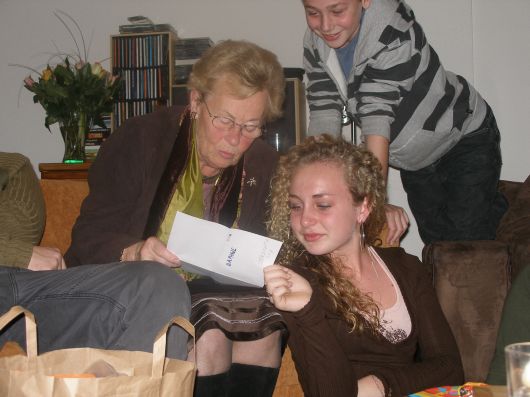 Oma met Daphne en Gideon
