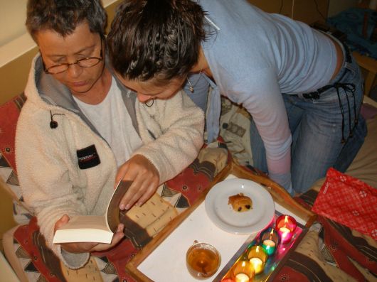 het ontbijtje en cadeautjes op bed 