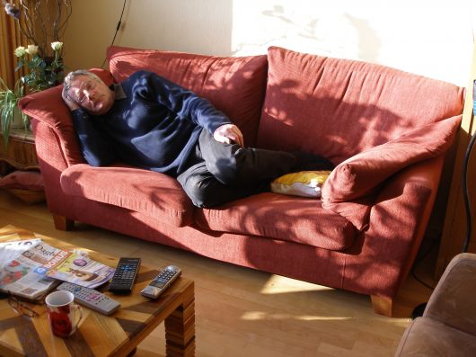 Jan in het zonnetje op de bank