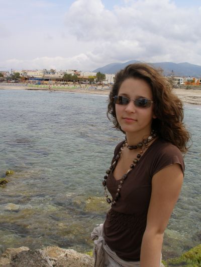 op het strand bij de rotsen