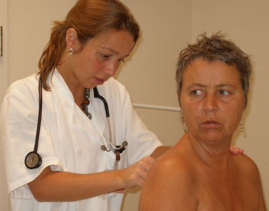 Radiotherapeute Spyer onderzoekt me