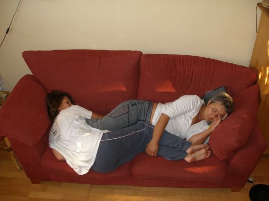 even suffen op de bank na het eten