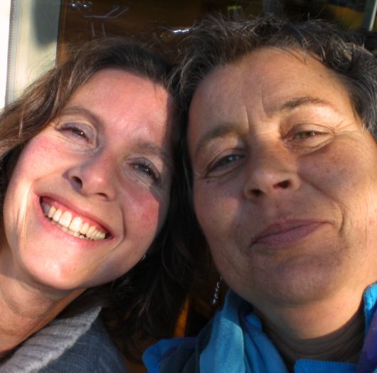 Marie Louise en ik op een terras.