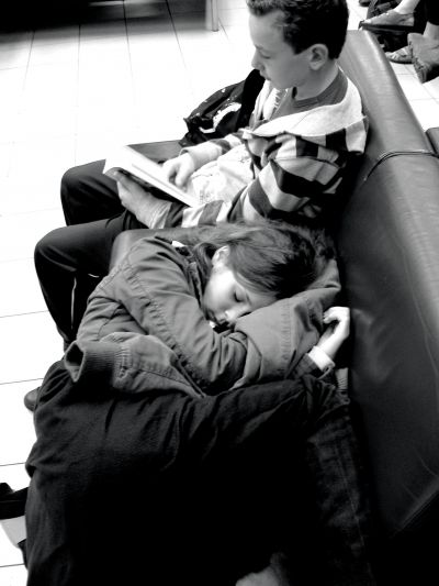 De één is gewoon wakker en de ander slaapt de nacht door