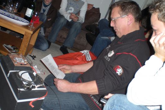 Wout bestudeert de gebruiksaanwijzing