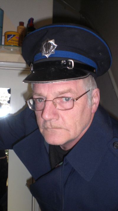 Jan in zijn agentenpak