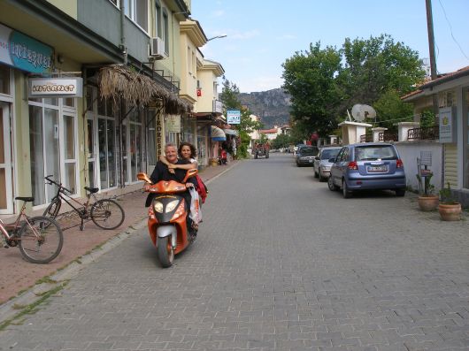 Jan als scooterchauffeur