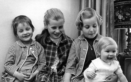 Mar, Els, Ber, Simone op de bank