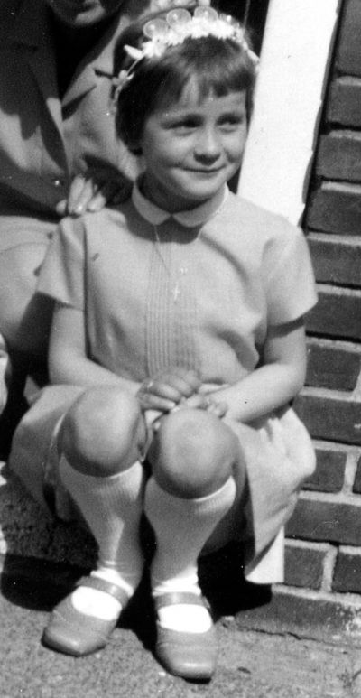 Mariella op de drempel op heilige communiedag