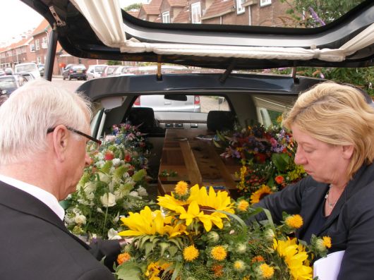 bloemen bij de kist