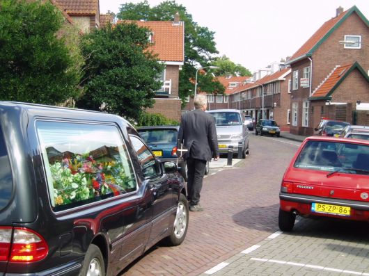 Jan loopt voorop de straat uit