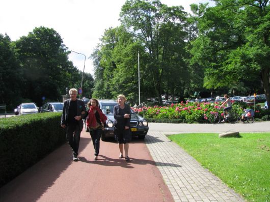 Jan en Amber gaan de rouwstoet voor naar de aula
