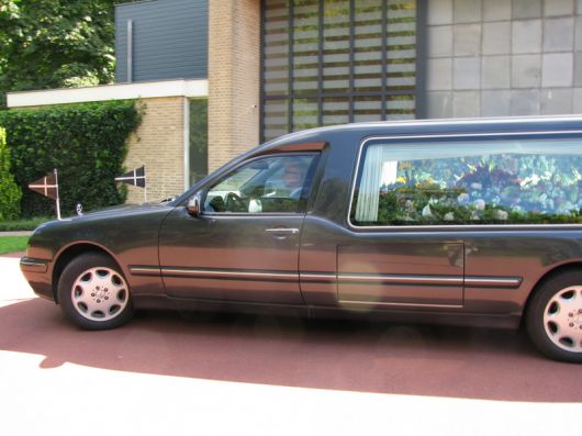 voor de deur van de aula