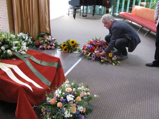 Jan legt bloemen netjes