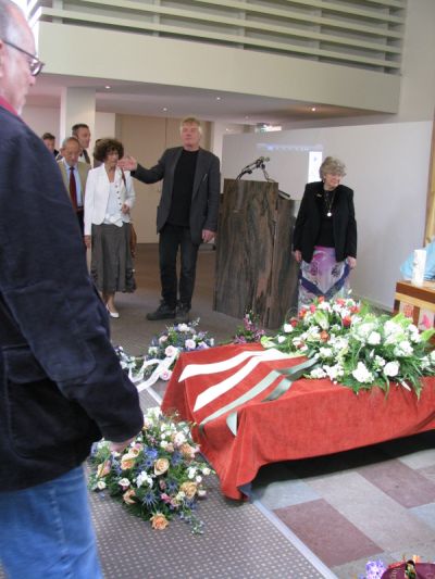 jan nodigt iedereen die wil uit naar de kist te komen kijken