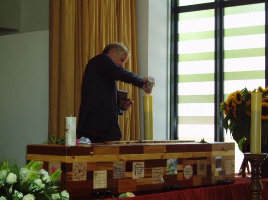 jan steekt de kaarsen aan