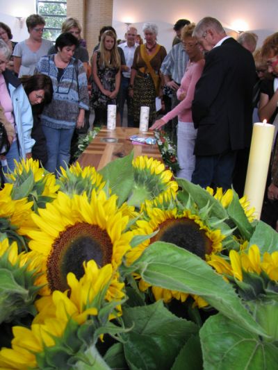 mensen bekijken de kist