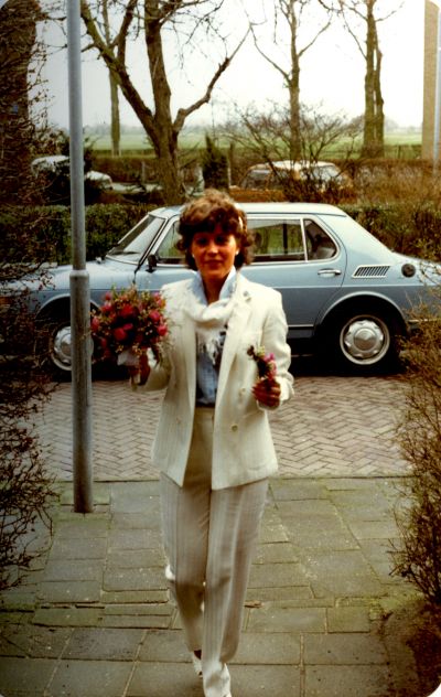 mariella gaat bruidboeket brengen bij Henk thuis