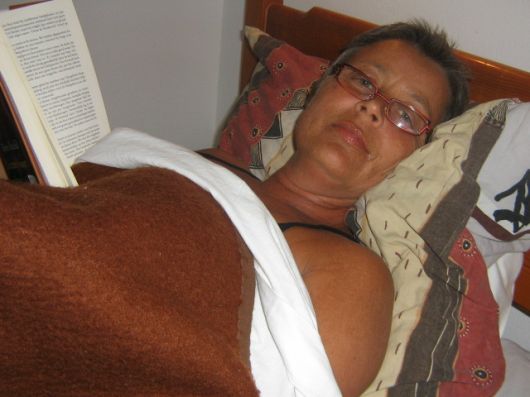 Gaby lezend in bed op vakantie, mei 2007