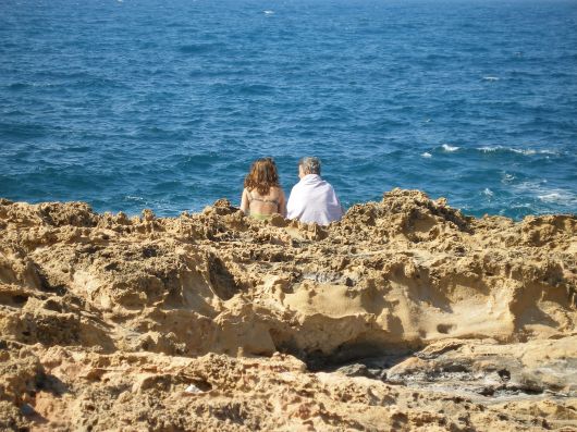 Gaby en Amber bij de zee