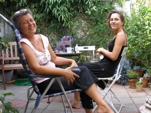 Gaby en Am in de tuin