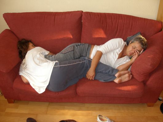 Mar en Amber op de bank