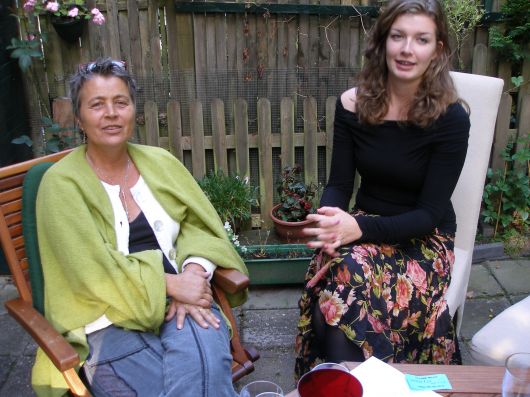 Mar en Janneke in de tuin