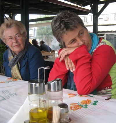 mamma en Mar in Lesbos, aan tafel, moe?
