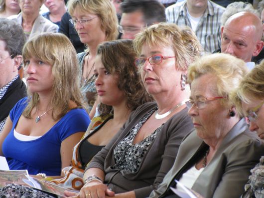 eva, amber, ber, mamma, simone tijdens de toespraak van Jan