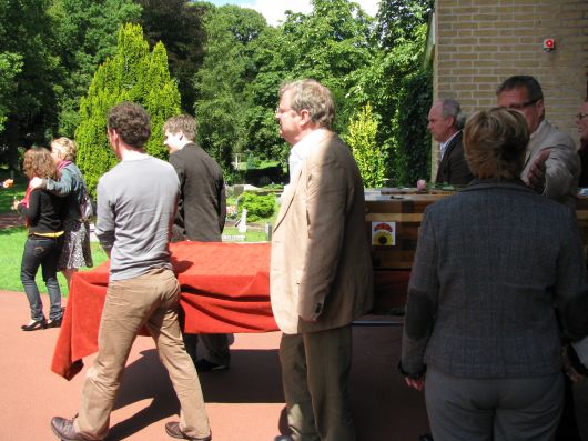 De kist wordt naar buiten gedragen 