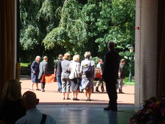 De baar met de kist wordt buiten opgesteld