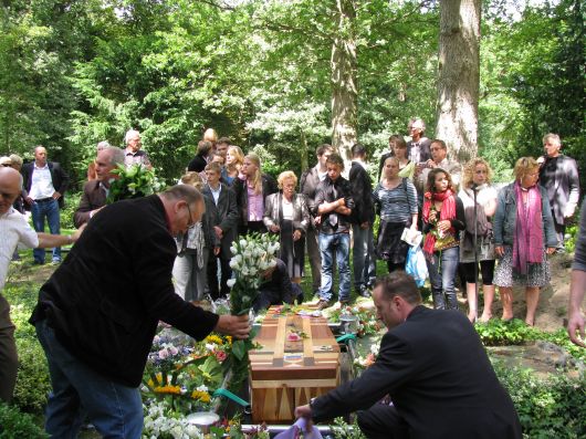 Alle bloemen worden om de kist gelegd