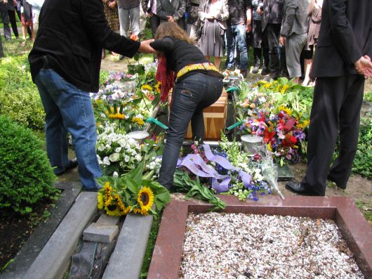 Amber neemt de gedenkplank van de kist