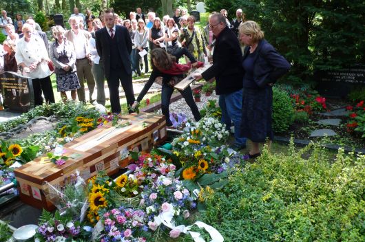 Amber ruilt haar roos om op de kist