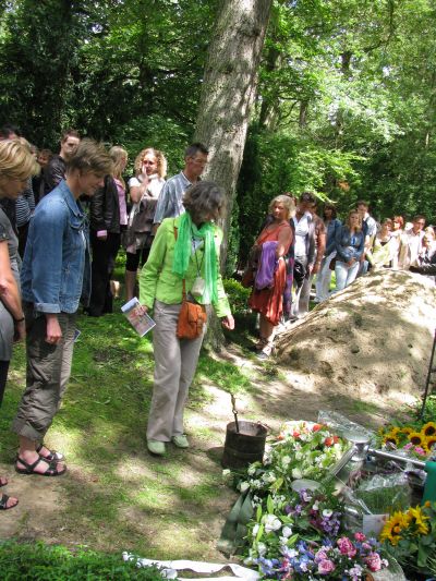 Caroline schept zand over de kist