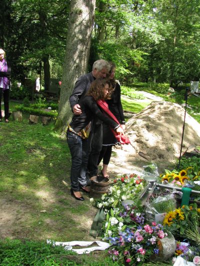 Amber gooit als eerste zand over de kist