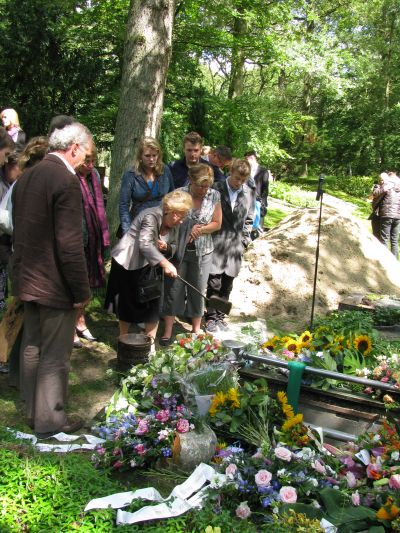 mamma gooit zand over de kist