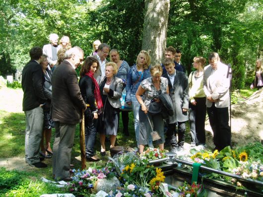 Simone gooit zand over de kist