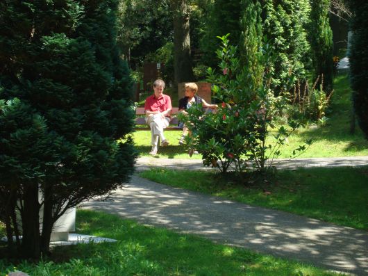 Jos en Marion halverwege het graf en de condoleanceruimte