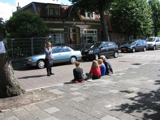 Maddy, Amber, Lisa, Eva en Jan op de stoep