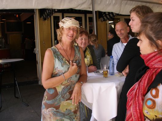 Saskia krijgt van Amber de pet van Mariella